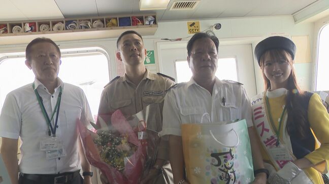 木材チップ運搬船の入港を歓迎「日本も岩国も大変いいまち！」市内酒蔵で造られた日本酒の贈呈も|TBS NEWS DIG