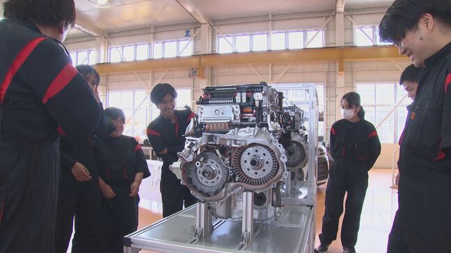 専門学校にハイブリット車の心臓部分を贈呈 学生「立派な技術者になれるよう」教材に興味津々 大分|TBS NEWS DIG