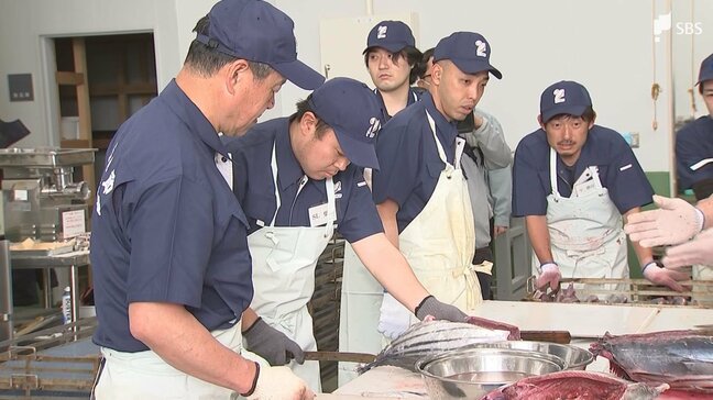 かつお節の伝統技術を次世代に継承 ベテラン職人が見栄えの良いかつお節を作るコツ伝授＝静岡・焼津市|TBS NEWS DIG