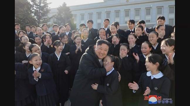 金正恩総書記が日本の朝鮮学校の生徒らと記念撮影 新年の祝賀公演のために訪朝|TBS NEWS DIG