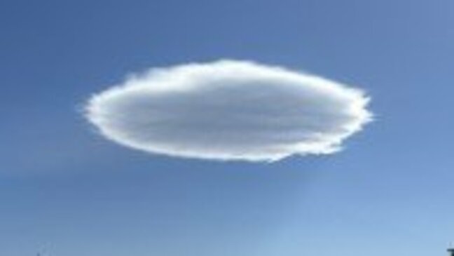 青空にぽっかり浮かぶ「円盤型」の雲 正体は?|TBS NEWS DIG