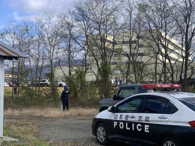 【現場】県立新庄病院の西側にクマ　市と警察、猟友会が様子をうかがう（山形）|TBS NEWS DIG