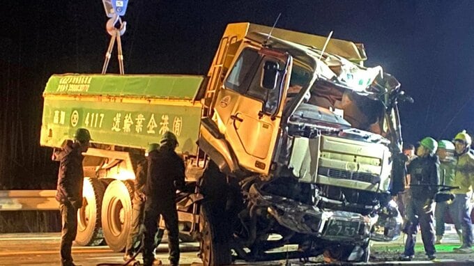 ダンプカーと乗用車が正面衝突、女性(21)が死亡　ダンプカーは事故の衝撃で大破し道路外へ、運転手は足を挟まれ出られず⋯【高知・黒潮町　国道56号】|TBS NEWS DIG