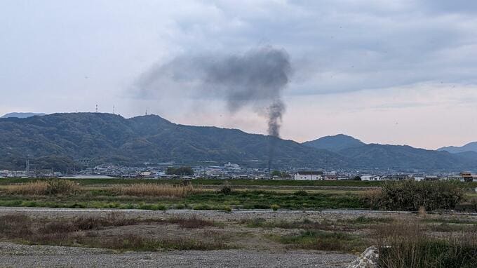 立ち上る黒い煙 残り火による火事か 農機具など焼ける けが人なし・愛媛|TBS NEWS DIG