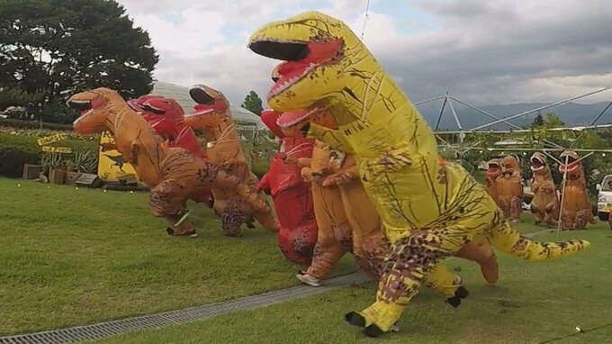ティラノサウルス大爆走！　山梨市の笛吹川フルーツ公園でイベント開かれる|TBS NEWS DIG