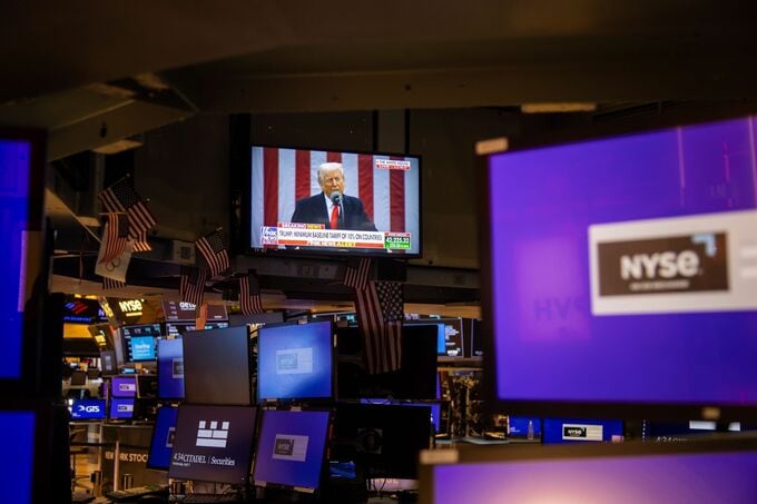 あなたのお金をどうすべきか、トランプ氏の貿易戦争から身を守る方法