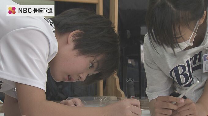 「爆風の強さわかる送風機」「溶けた瓶にタッチ」原爆資料館リニューアルに向け小学生がワークショップ　|　長崎のニュース | 天気 | NBC長崎放送