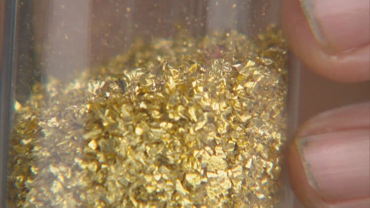 ごみ”から大量の金が!? パソコン基板1トンから天然金鉱山の数十倍の金