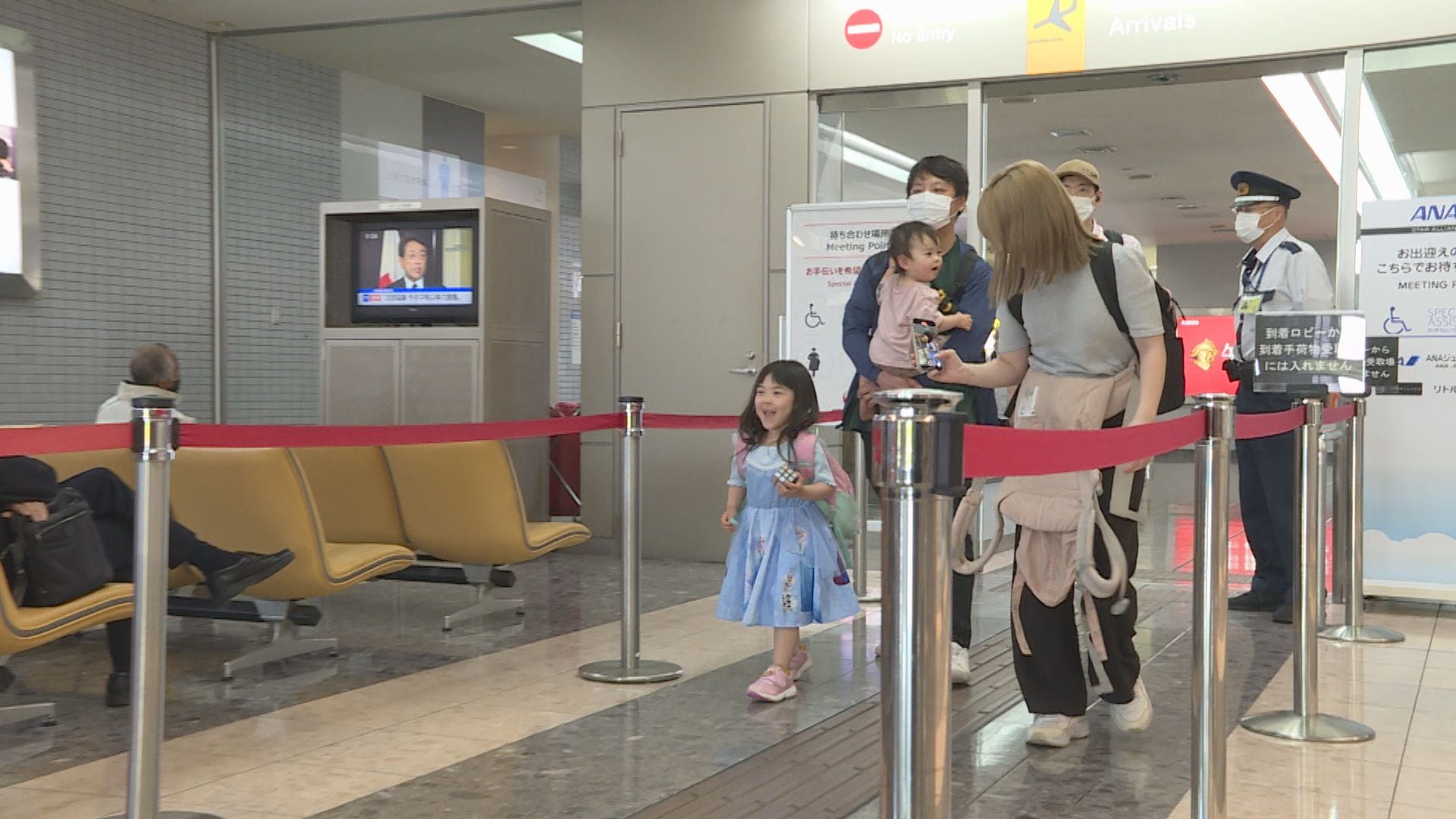 空港で露出の妻 