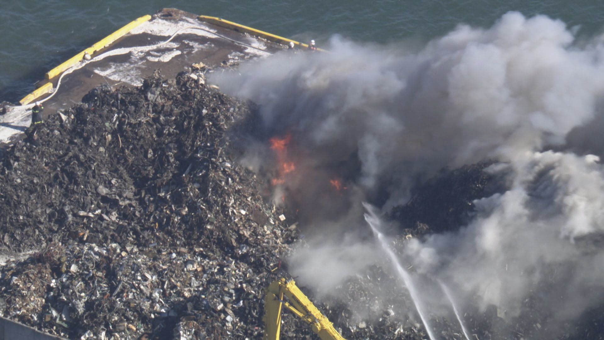 産業廃棄物が燃える火災　4つの学区に窓を開けないよう市が呼びかけ　山積みになった金属片など崩しながら消火活動続く　愛知・豊橋市の工場地帯