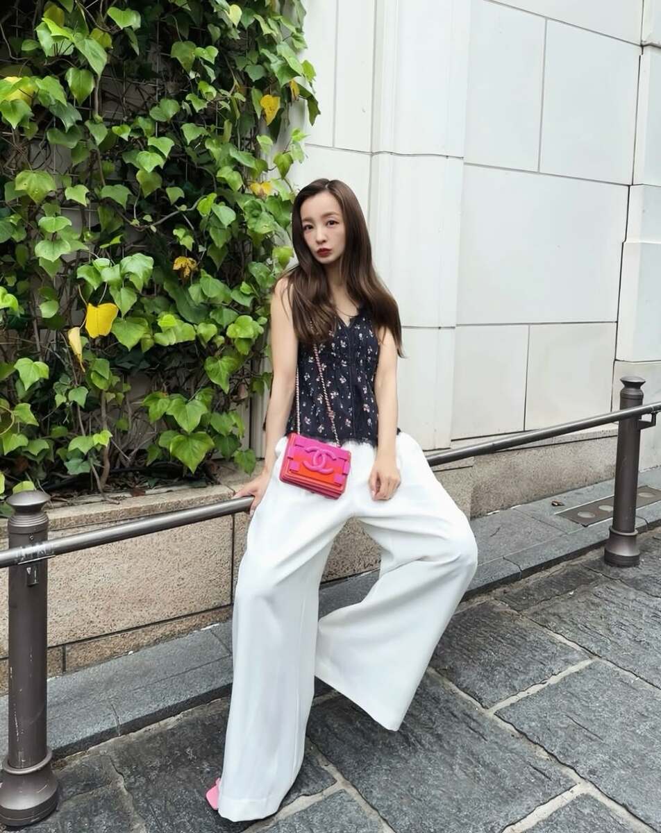 板野友美 】 「甘めのレースキャミにマスキュリンなスラックス合わせ