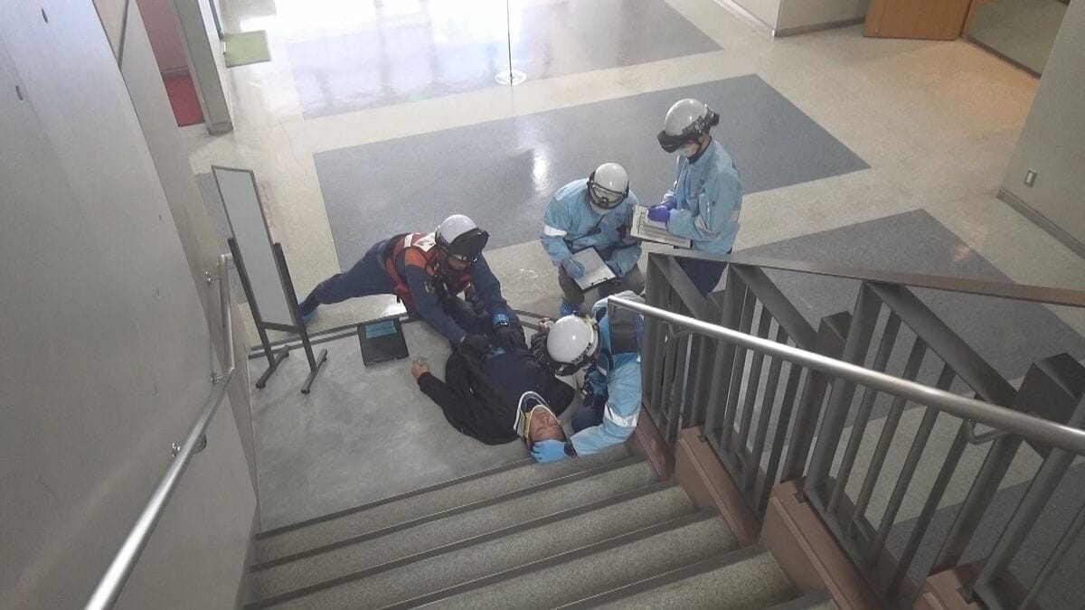 来年のアジア大会に向け｢通り魔｣想定訓練 ボクシング会場の体育館で警察･消防が連携 負傷者をトリアージして搬送する手順など確認 愛知･西尾市