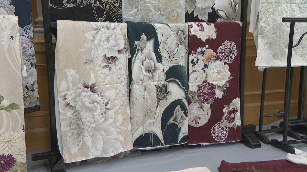 華やかな花柄など新作の振袖1500枚以上並ぶ　名古屋のホテルで「大振袖博」