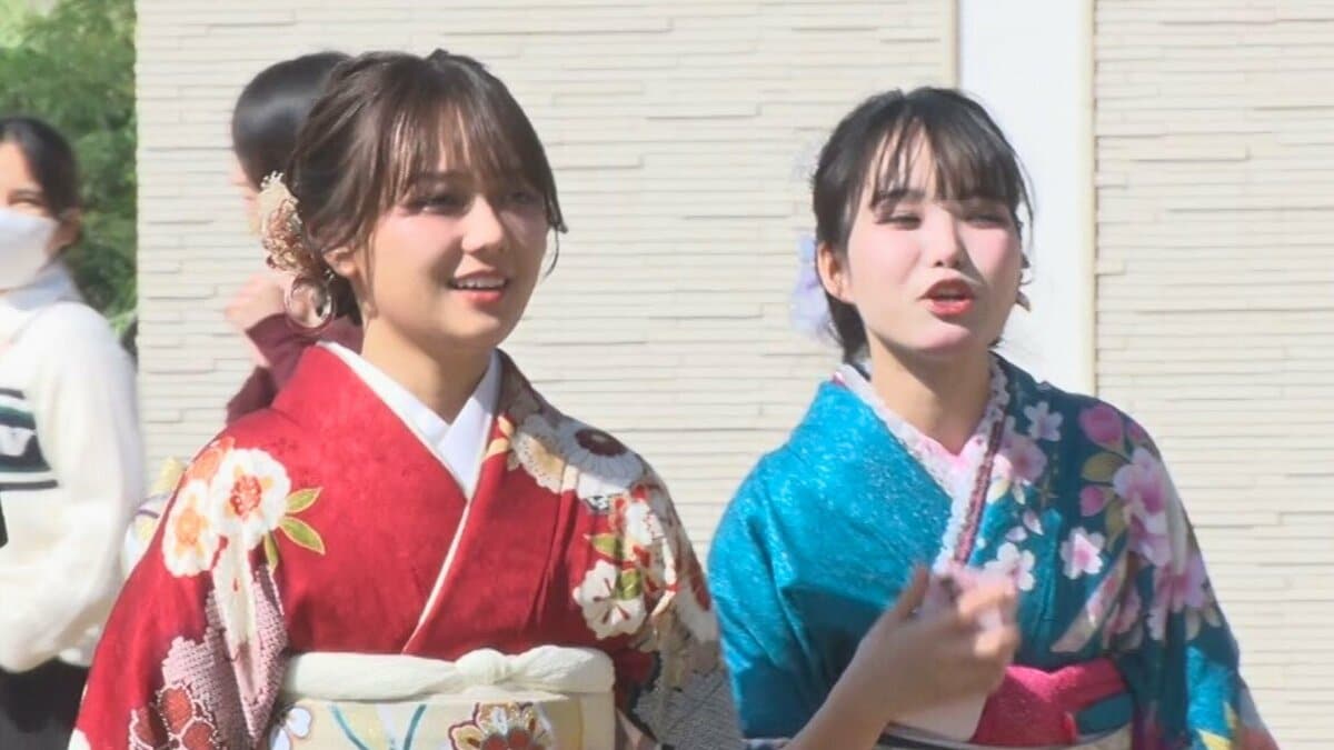 宮古島で二十歳を祝う会「周りの人に、両親に感謝して生きていく」