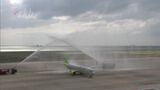 北九州空港が3年ぶりに世界に扉~飛来したジンエアーの国際定期便を放水して出迎え | 福岡のニュース|RKB NEWS|RKB毎日放送