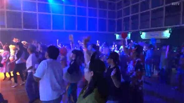 思い思いの衣装で300人がダンス！四万十市で一夜限りのディスコイベント“おまちでディスコ”が開催（高知）　|　高知のニュース・天気｜KUTV NEWS | KUTVテレビ高知