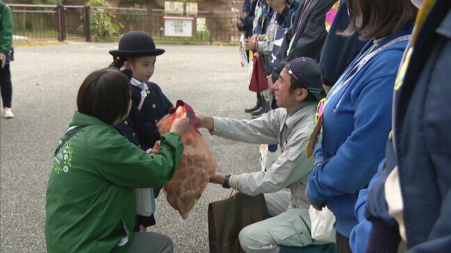 「いつもありがとうございます」　勤労感謝の日を前に園児が動物園の飼育員に感謝のプレゼント|TBS NEWS DIG