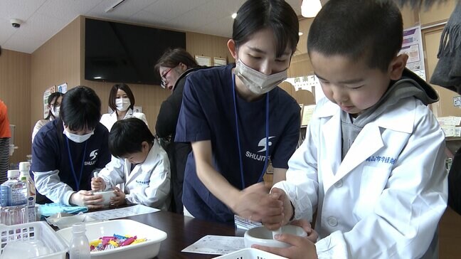 「将来は医者とか薬剤師とかになりたいな」就実大学で子どもたちが薬剤師の仕事を学ぶ【岡山】|TBS NEWS DIG