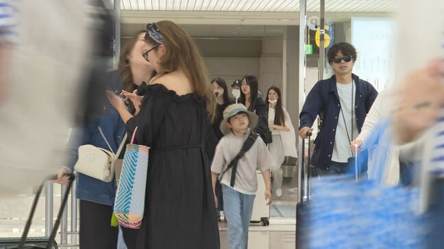 「一生思い出に残る旅行に」ゴールデンウィーク 那覇空港は多くの観光客 海開きも|TBS NEWS DIG