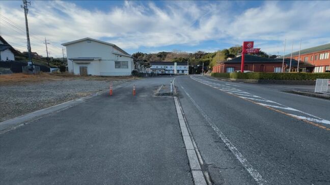 見通しの良い右カーブで…国道を走行していた車が道路脇の倉庫に突っ込む　運転していた高齢男性(78)が外傷性心破裂で死亡|TBS NEWS DIG