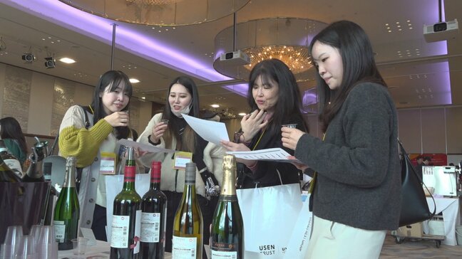 外国人観光客に対応したサービス提案　飲食店と大手飲料メーカーや地元酒蔵などを結ぶ展示会　山梨・マツムラ酒販|TBS NEWS DIG