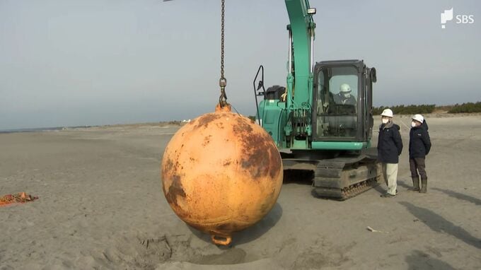 “謎の鉄球”撤去される　重さは約300kg…ひきずり移動で約30分で作業終了　外国製の「ブイ」か＝浜松市西区|TBS NEWS DIG