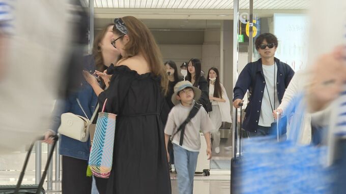 「一生思い出に残る旅行に」ゴールデンウィーク　那覇空港は多くの観光客　海開きも　|　沖縄のニュース｜RBC 琉球放送