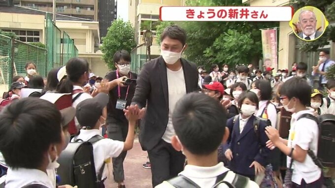 「監督って初めて呼ばれたよ」新井貴浩さん 広島市の小学校へ　OB安仁屋 宗八さん「すばらしい監督になる」　|　RCC NEWS | 広島ニュース | RCC中国放送