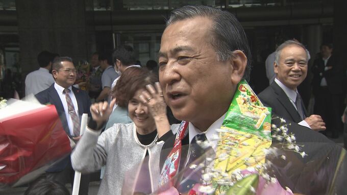 「走り抜けた社会人人生」別れの春、県庁と県警で辞令交付式　長年の勤めを労う家族に笑顔の退職者たち|TBS NEWS DIG