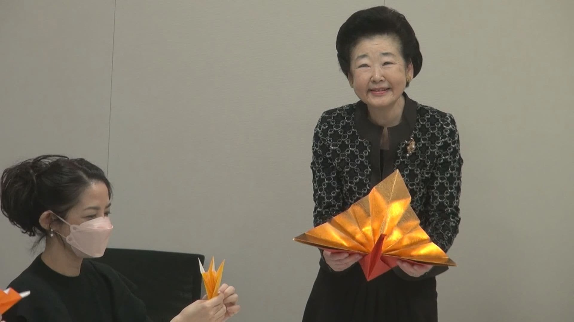 福田元総理夫人の貴代子さん “希望の鶴”の折り方を伝える | TBS NEWS DIG