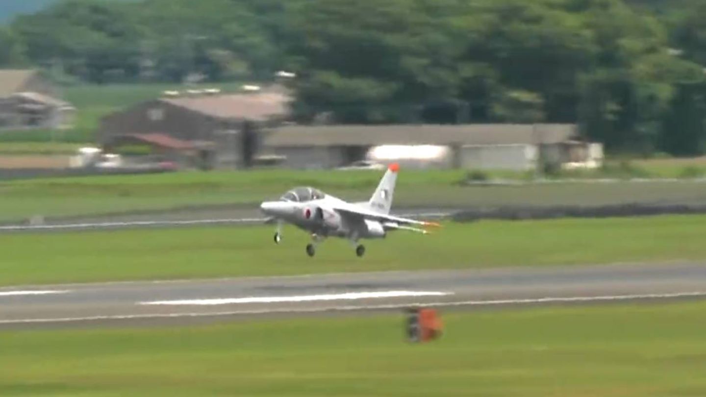 鹿児島空港でT-4練習機による慣熟訓練 | TBS NEWS DIG