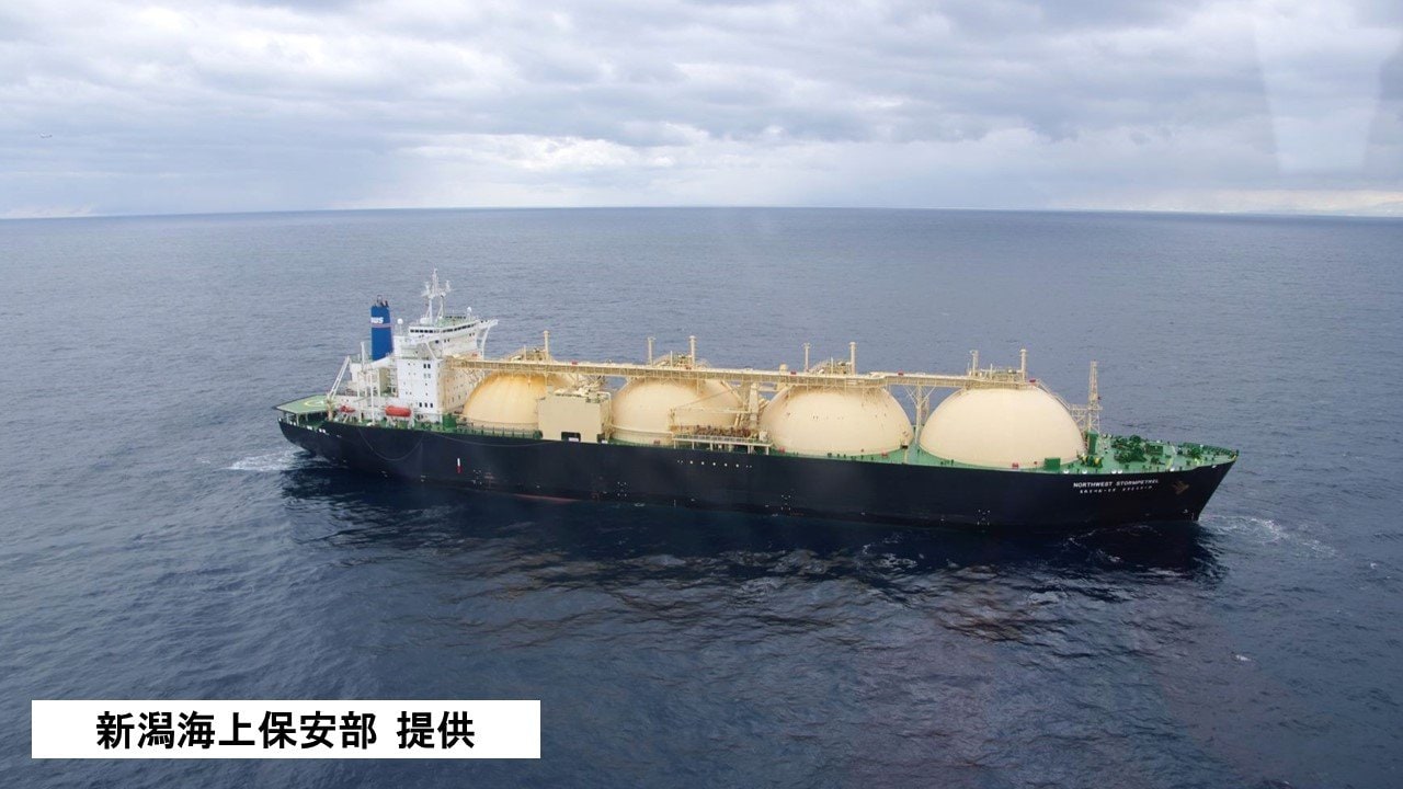 佐渡沖で動けなくなった10万トンのLNGタンカー 領海外に向けてえい航開始（23日午後9時45分発表） | TBS NEWS DIG フォトギャラリー