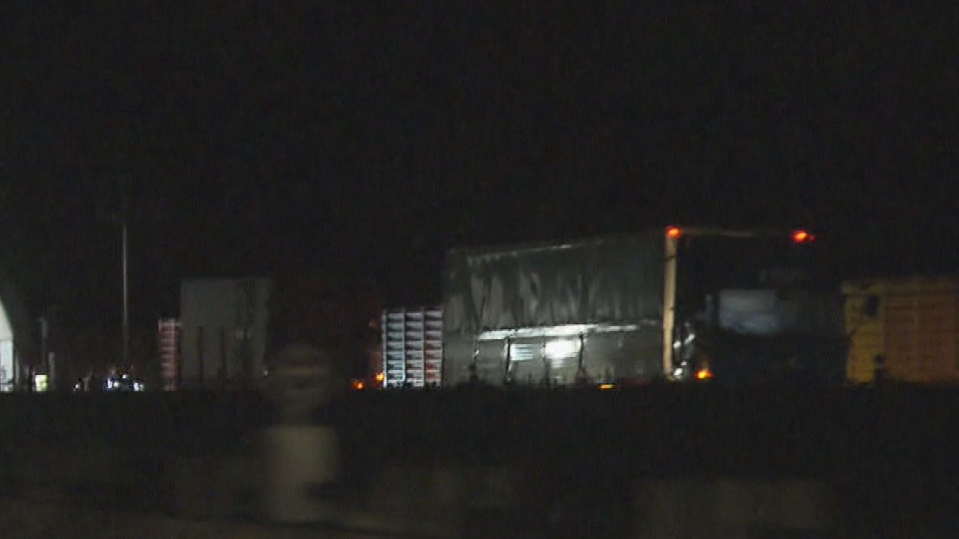 大型トラックが停車中のトレーラーに突っ込み３台が絡む玉突き事故　女性１人死亡　工事による車線規制で事故直前の現場付近は渋滞　新東名高速上り