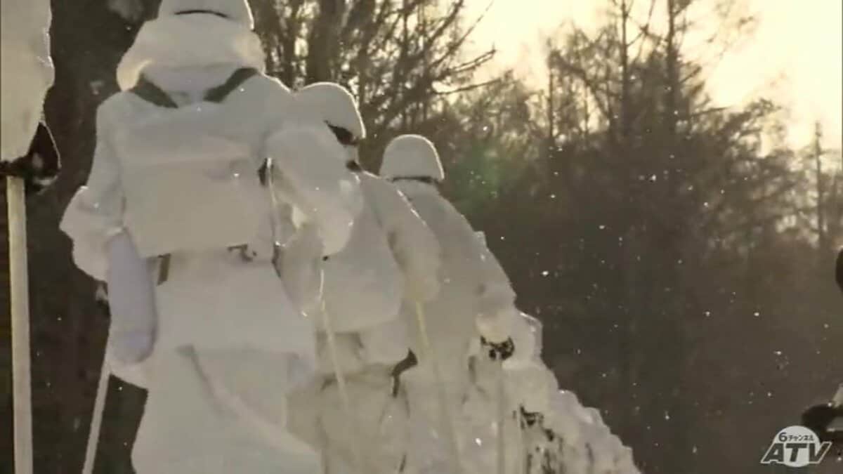 陸上自衛隊の「八甲田演習」 隊員たち約500人が氷点下の冬山の踏破に