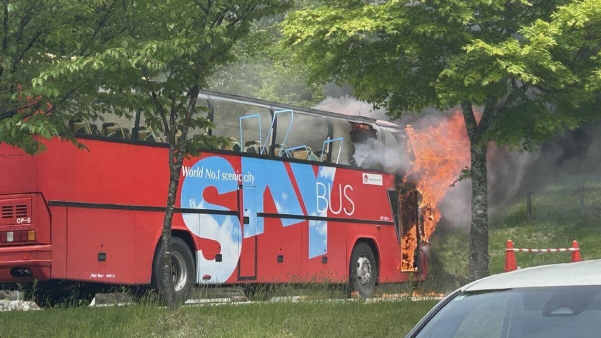 ｢変だなと思っていたら火が…｣ 観光バス全焼 運転席付近が激しく燃える 期間限定の｢おくひだマウンテンバス｣ 岐阜･高山市