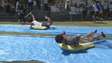 岐阜・下呂市で浮き輪を使った珍しい大会 ブルーシートの上をスーッと滑る「腹すべり世界選手権」 | 名古屋・愛知・岐阜・三重のニュース【CBC news】 | CBC web