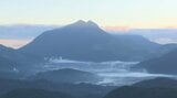 湯布院盆地を幻想的な朝霧が包む 大分県内はこの秋一番の冷え込み|TBS NEWS DIG