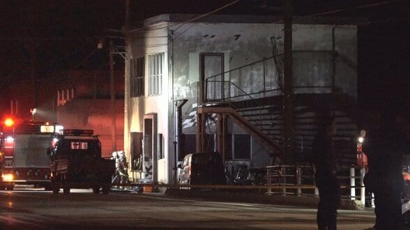 元従業員寮が焼ける火災　死亡した男性の死因は一酸化炭素中毒　死亡男性の居室が激しく燃える　富山・朝日町　|　富山のニュース｜天気・防災｜チューリップテレビ
