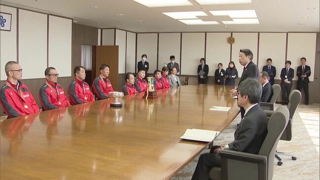 「目標は優勝10回を更新」全国車いす駅伝、2年ぶり8回目の優勝を果たした福岡県チームが県知事に報告|TBS NEWS DIG