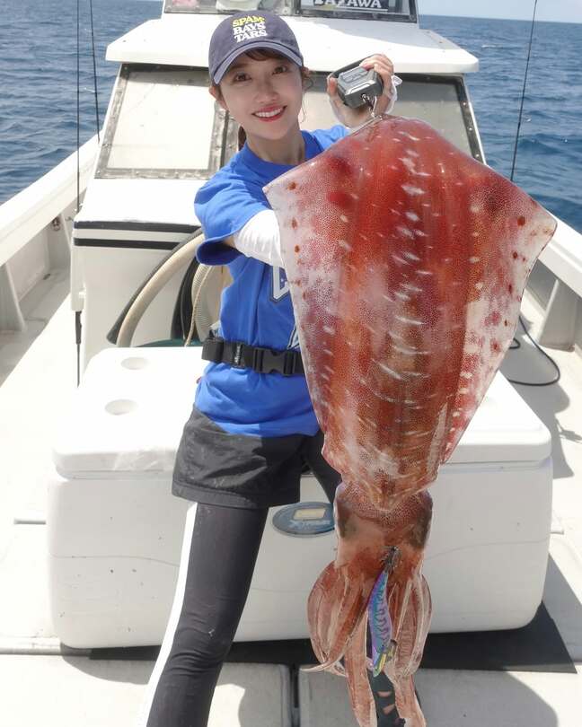 【片原恵麻】　巨大アオリイカをゲット　「レッドモンスター」「夢の３kgオーバー」「巨大すぎるよ！！」　先日は「３００キロ超」の巨大クロマグロを釣り上げ、話題に|TBS NEWS DIG