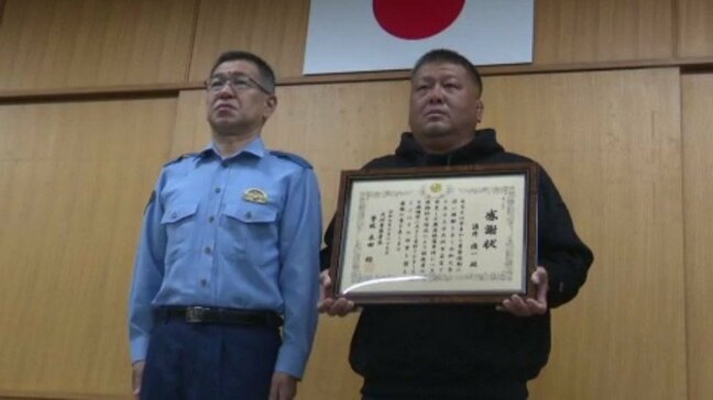 先輩からの緊迫した電話で｢出港｣ 愛媛･大洲市の強盗傷害事件　海を泳いで逃げた容疑者を漁船で追跡し確保に協力 宇和島の養殖業男性へ感謝状|TBS NEWS DIG