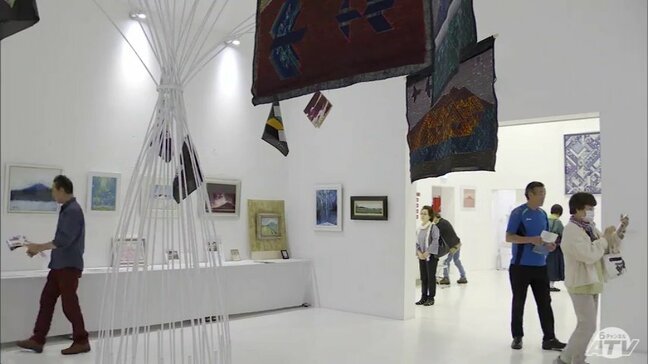 『岩木山』テーマに2人のアーティストが手がけた共同作品展 青森県立美術館ではじまる 「津軽こぎん刺し」と「絵画」で表現する“津軽富士” 共存する繊細とダイナミック|TBS NEWS DIG
