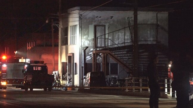 元従業員寮が焼ける火災 死亡した男性の死因は一酸化炭素中毒 死亡男性の居室が激しく燃える 富山・朝日町|TBS NEWS DIG