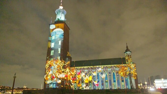 ノーベルウィーク始まる　ストックホルムは祝賀ムード　去年平和賞の日本被団協のライトアップも