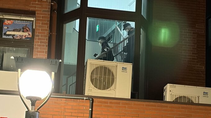 東京・新宿の携帯電話販売店で170万円など奪われる緊縛強盗傷害　20～30代くらいの男2人逃走中|TBS NEWS DIG