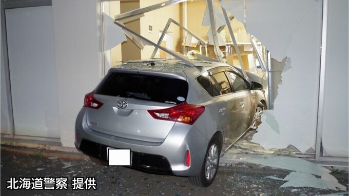 「車が店に突っ込んだ」70代女性が運転の乗用車がスーパーの外壁を突き破る「駐車する際にブレーキとアクセルを間違えた」札幌市南区|TBS NEWS DIG