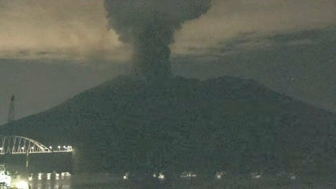 桜島で噴火　噴煙２２００ｍで雲に入る【２０日の降灰予報】鹿児島・宮崎|TBS NEWS DIG