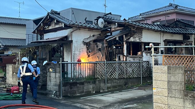 焼け跡から2遺体見つかる　千葉・東金市の住宅で火事　住人とみられる高齢女性と娘の2人と連絡取れず　警察が身元確認を進める|TBS NEWS DIG