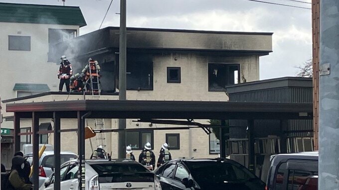 「2階から煙が見える」2階建て住宅が燃える火災発生　焼け跡から1人の遺体　当時4人が在宅中で2人は命に別状なし　|　青森のニュース│ATV NEWS│青森テレビ