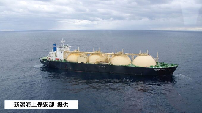 佐渡沖で動けなくなった10万トンのLNGタンカー 領海外に向けてえい航開始（23日午後9時45分発表）　|　BSN NEWS｜BSN新潟放送